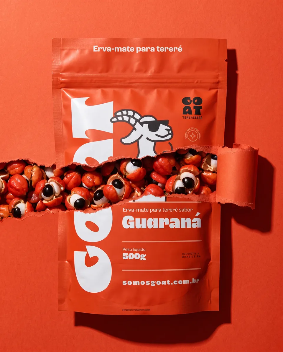 Embalagem Guaraná da Goat rasgada, mostrando os frutos de guaraná
