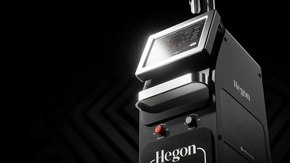 Equipamento Hegon iluminado em fundo preto, quadro do vídeo