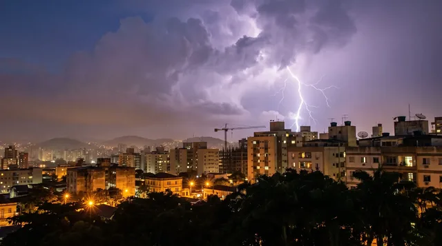 Raio caindo sobre a cidade à noite