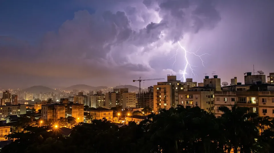 Raio caindo sobre a cidade à noite